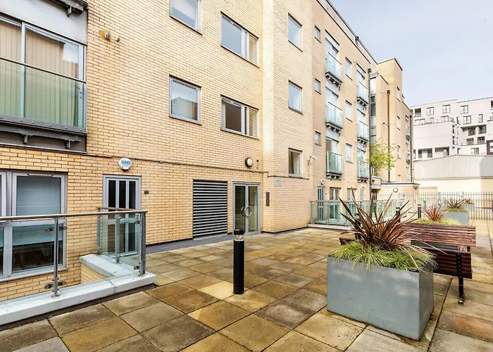 Central 2-Bed 2-Bath Apartment In Old Street